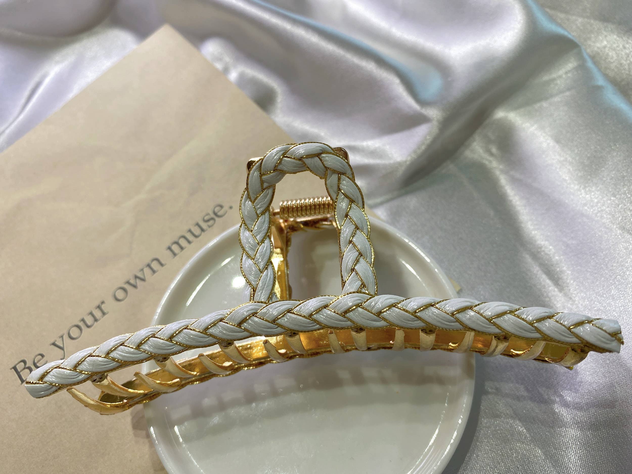 LadyJuneAccessories – Engroshandel Hårspænde - Dame – Store hvide hårklemmer i guldmetal med twistet hårklo1