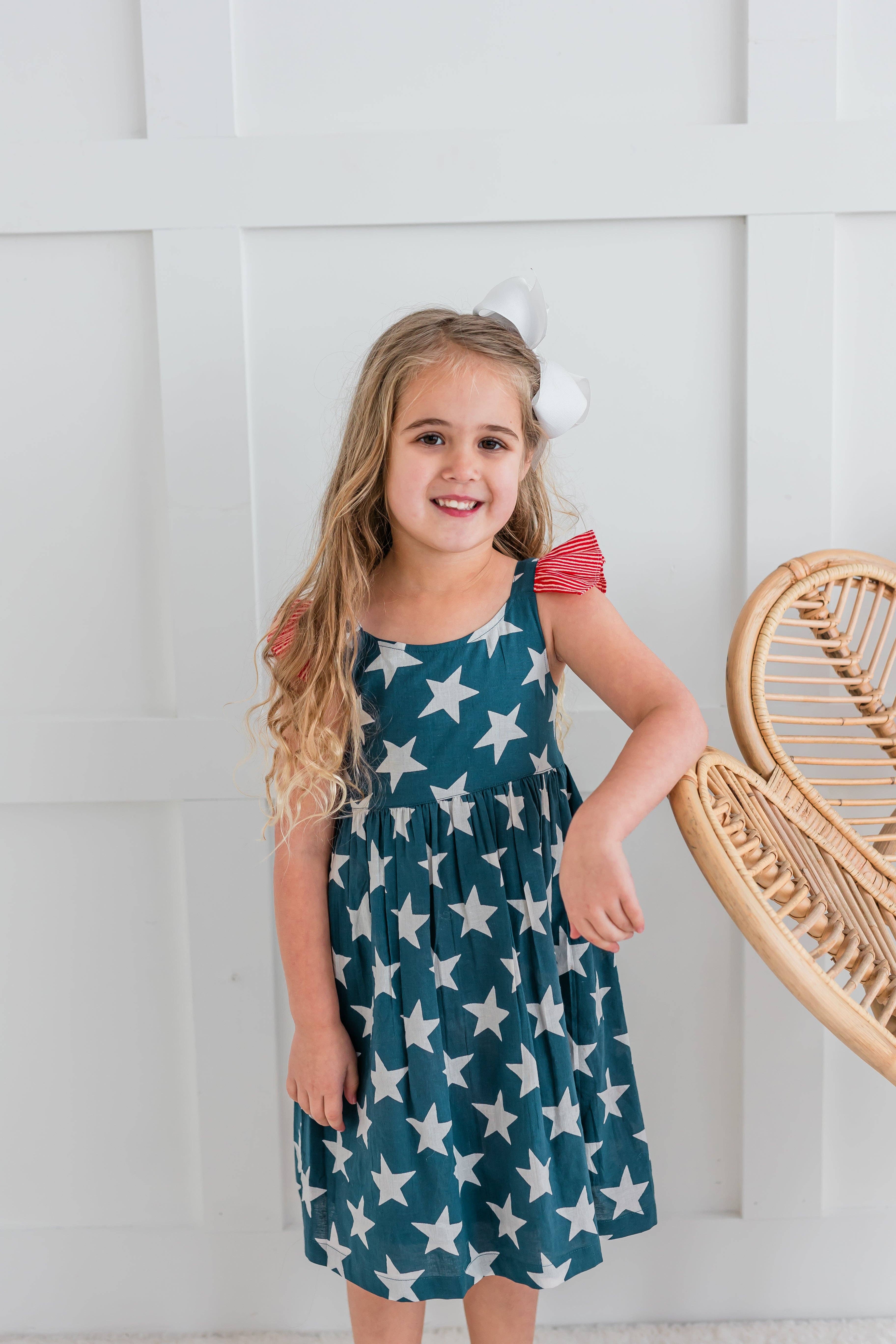 Yo Baby – Engroshandel Kjole - Børn – Kjole med flæser og rynker samt ærmer med marineblå stjernetryk1