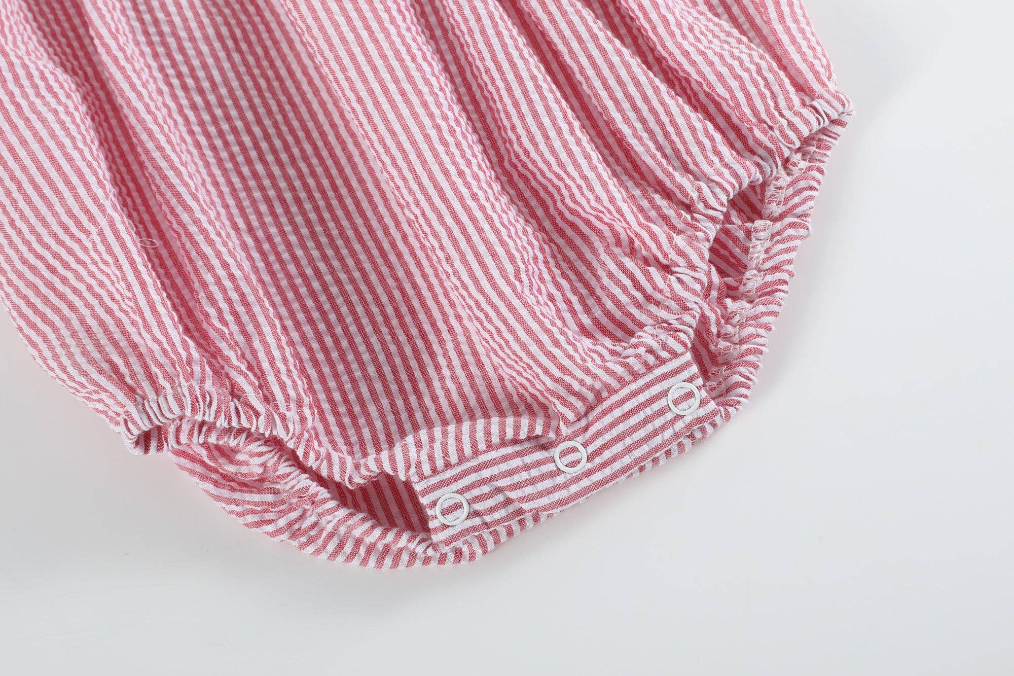 Lil Cactus - Vente Body (sans pieds) – bébé - Barboteuse rouge à la fraise et au seersucker3