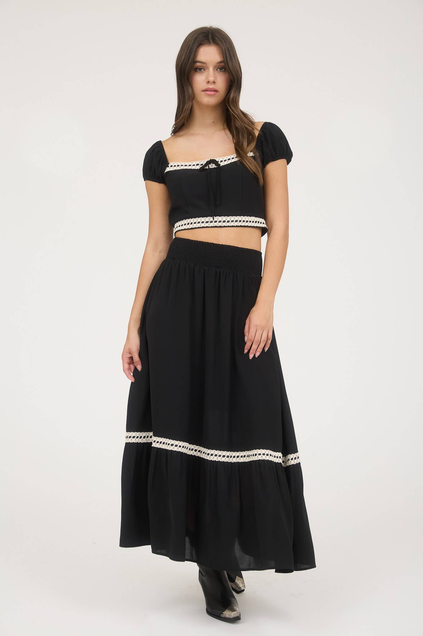 Blu Pepper – Blusa - Mulher por atacado – TOP CURTO DE MANGAS CURTAS COM LAÇO NAS COSTAS E RENDAS EM CONTRASTE8