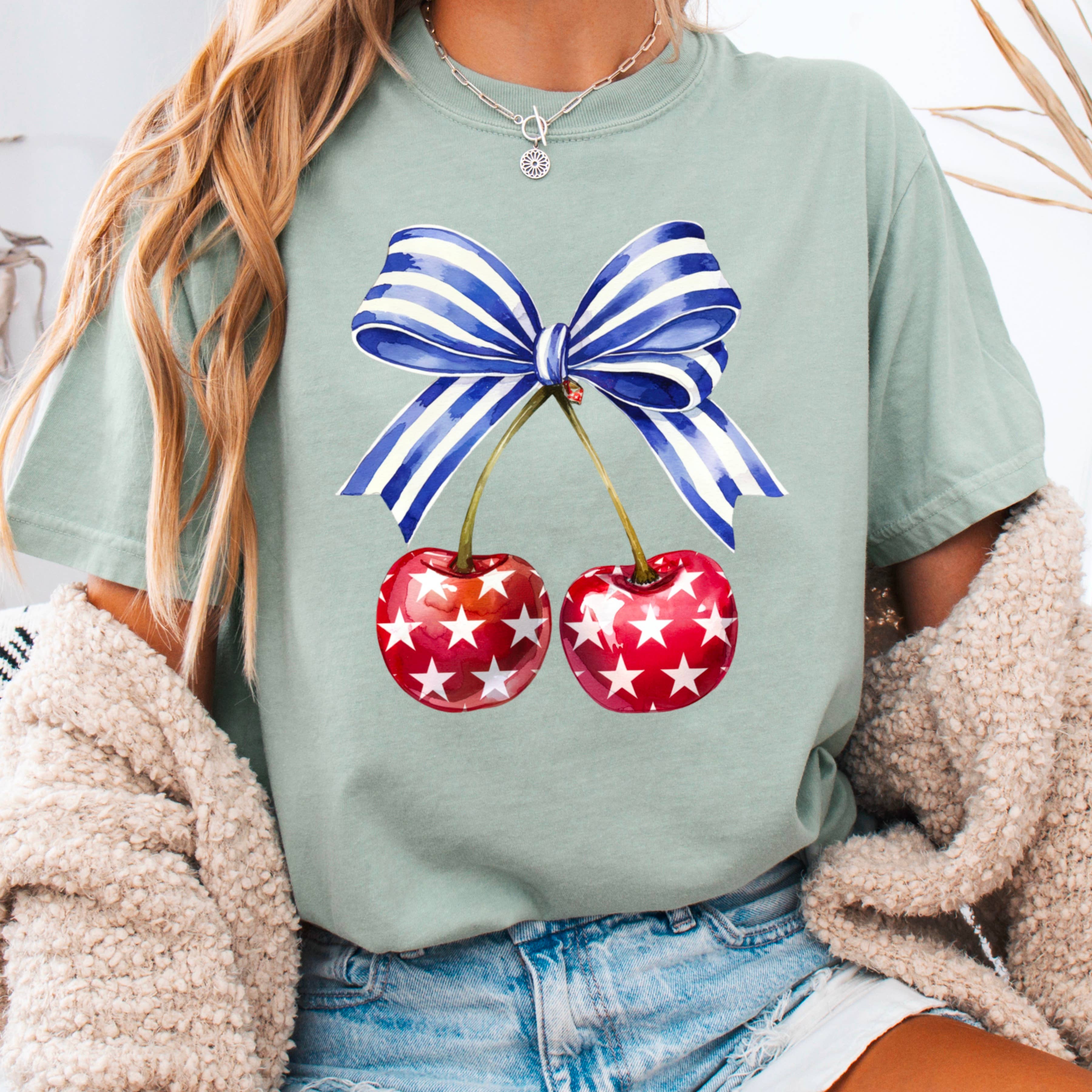 Shoppe SHC – Großhandel T-Shirt (Grafikdruck) – Damen – Coquette Kirschen 4. Juli Grafikshirt | Komfortfarbe10