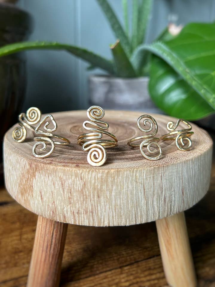 Anello a spirale in ottone per la vendita all'ingrosso da parte di Celestial Dream Gems