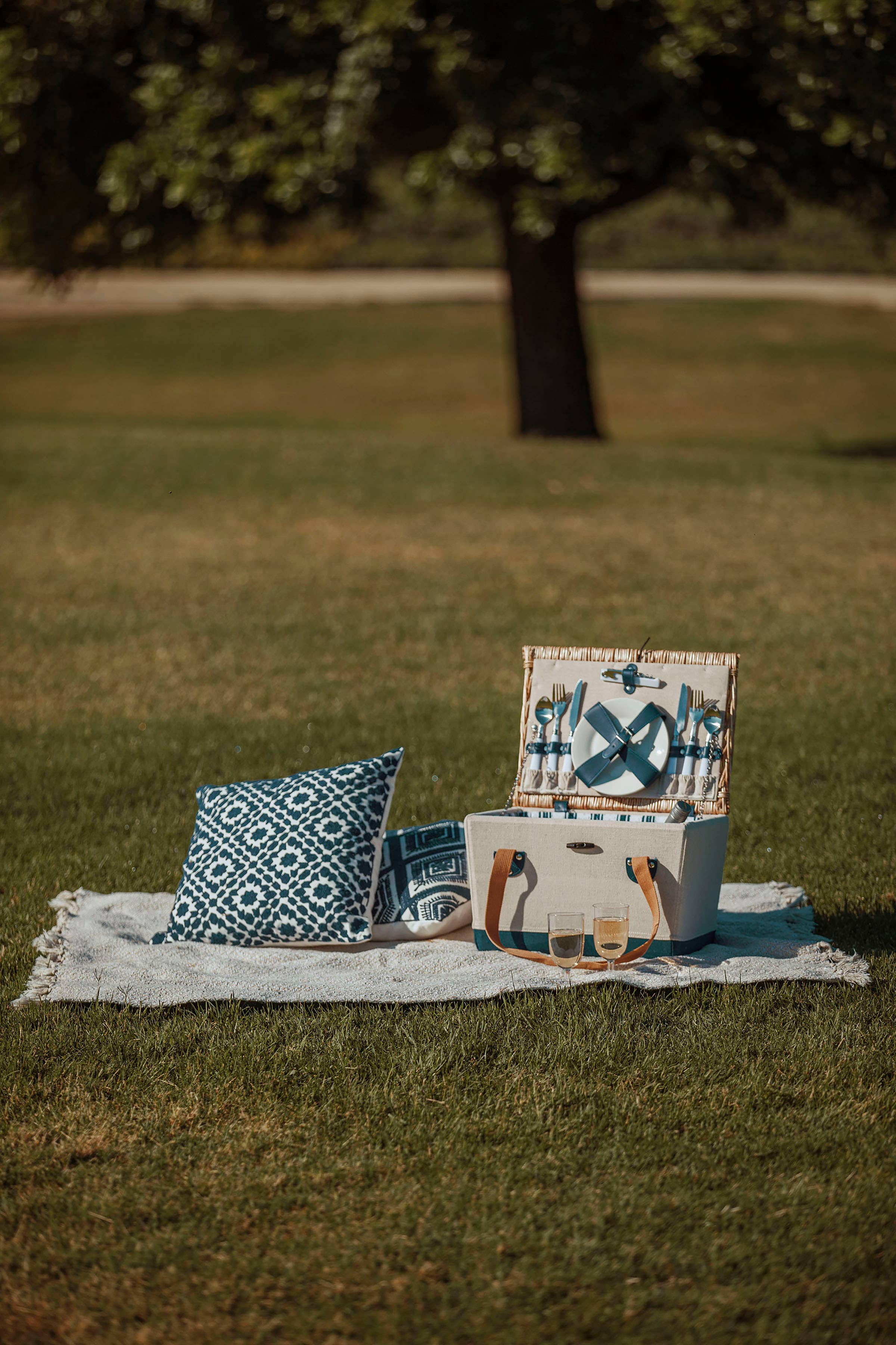 Beige Canvas with Navy Blue Accents Boardwalk Picnic Basket for 2 for wholesale on Faire24