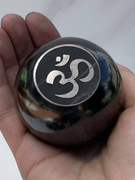 Indgraveret poleret kugle for engroshandel hos ShungaLife