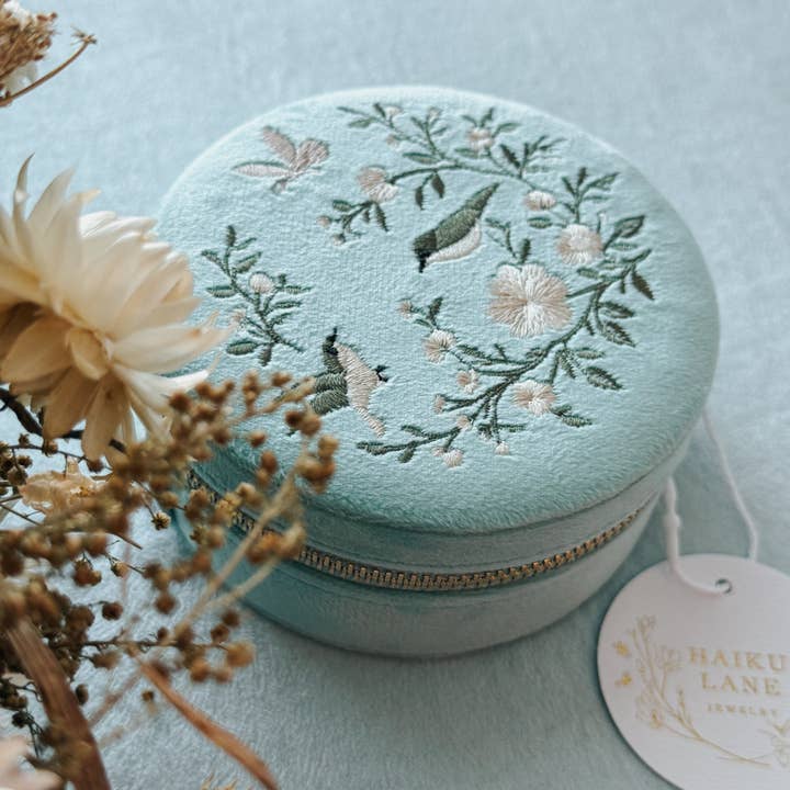 Boîte à bijoux brodée Anouk pour la vente par Haiku Lane Jewelry