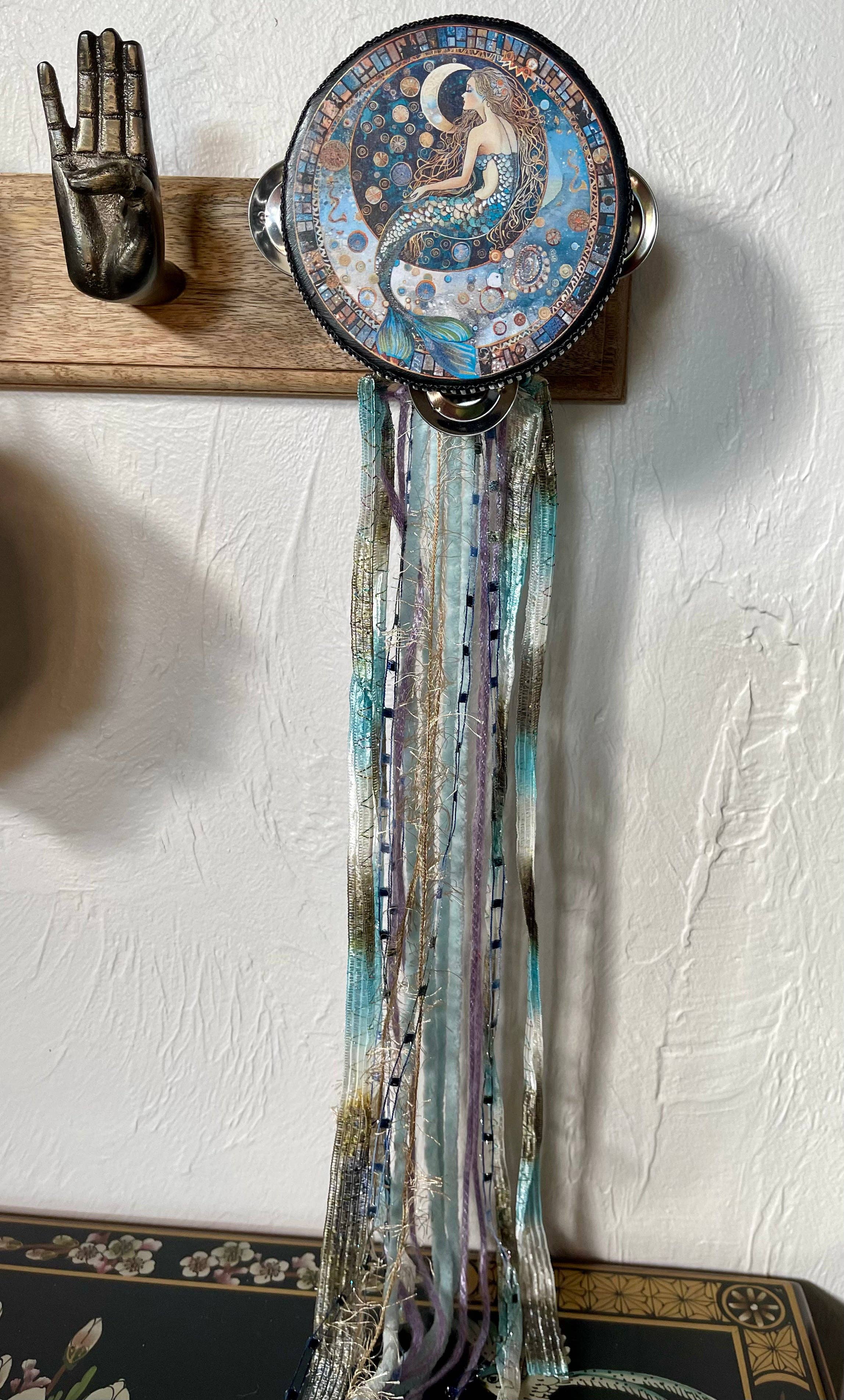 Bodhi Leaf Market - Vente Décoration murale - Décoration murale sirène enchantée par la lune, tambourin et ruban1