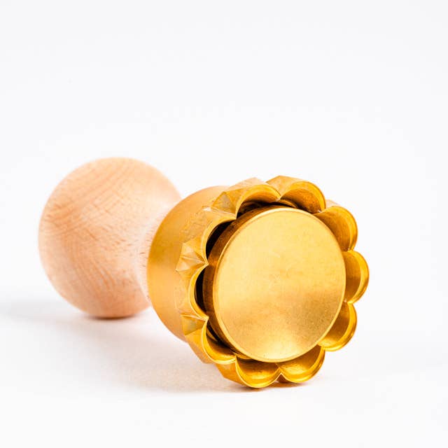 LA GONDOLA - Wholesale Kitchen Tool/Gadget - Round Flower Ravioli Pasta Cutter, Stamp in brass