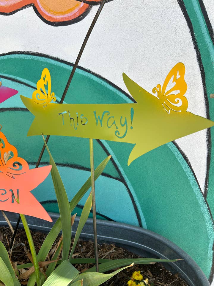 Richtingaanwijzers in de lente voor wholesale door Garden Deva Sculpture Co.