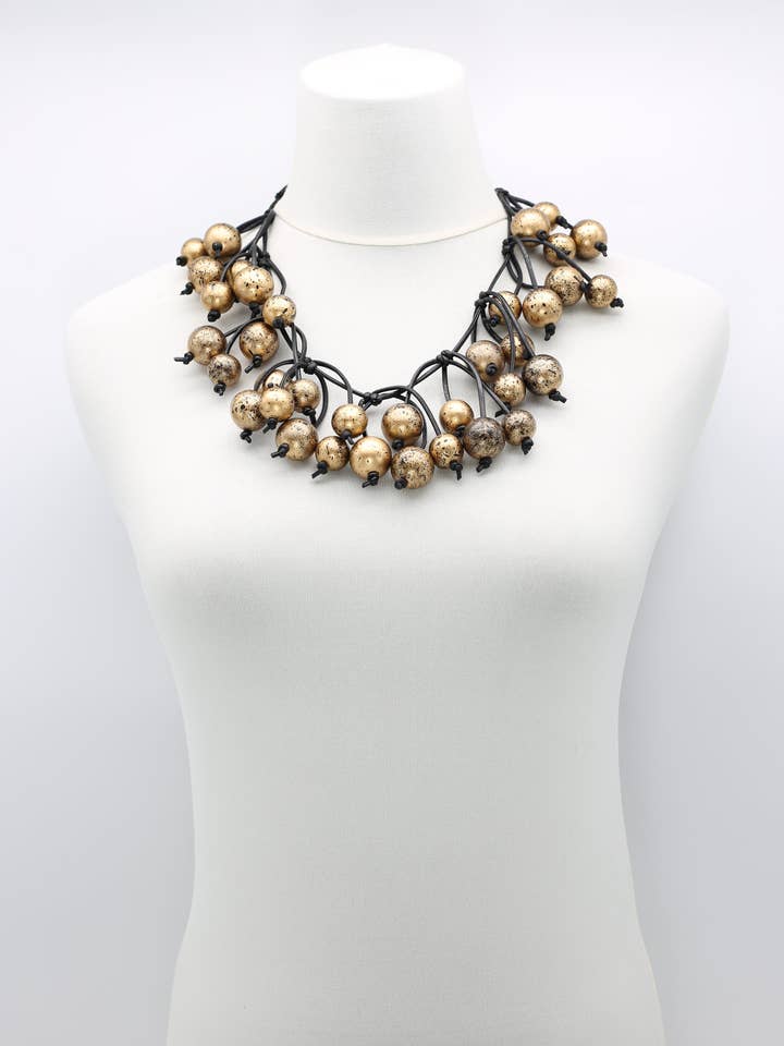 Collana corta in legno riciclato con alberi di bosco, dipinta a mano per la vendita all'ingrosso da parte di Jianhui London