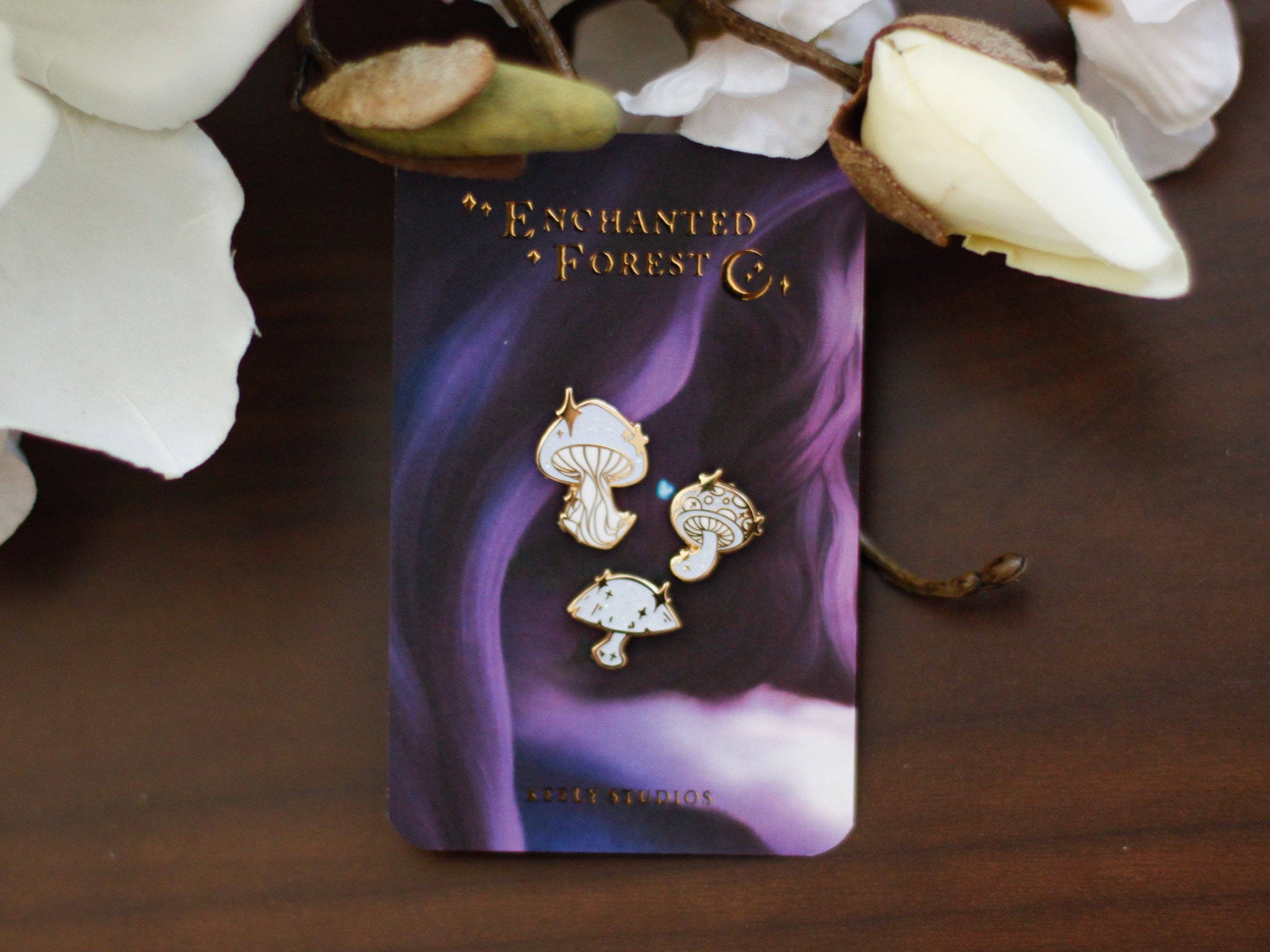 Keely Studios - Wholesale Reversspeld/knoop - Gouden Betoverd Bos Mini Paddenstoelen Harde Emaille Speldenset