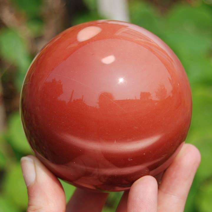 XL 1,6 lb 3,2 po Sphère en cristal de jaspe mookaïte rouge pour la vente par Caspar Curiosities