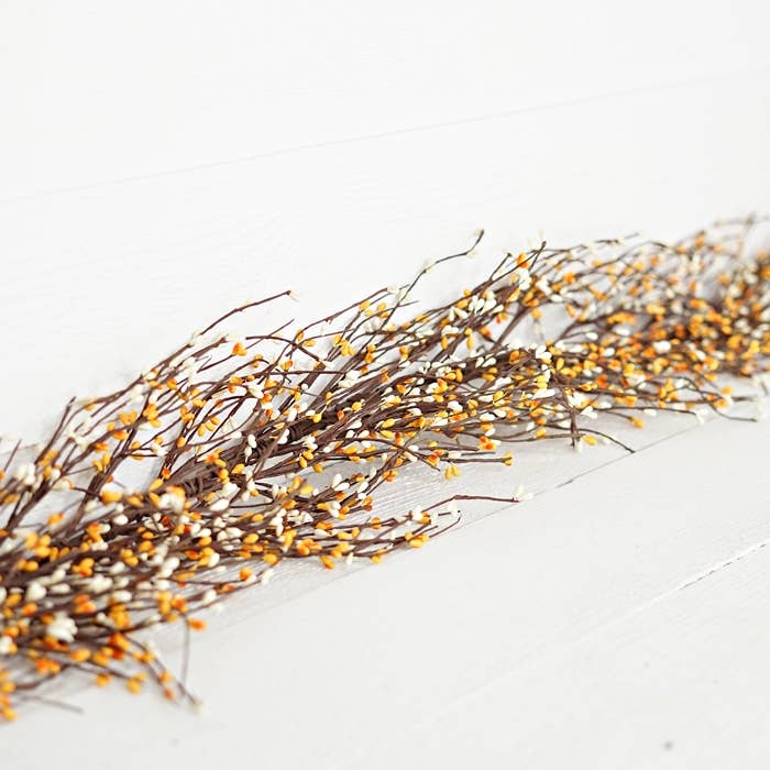 ISB13100GC- 4ft Pip Berry Garland-Golden/Cream- for wholesale by Holiday Depot Inc.