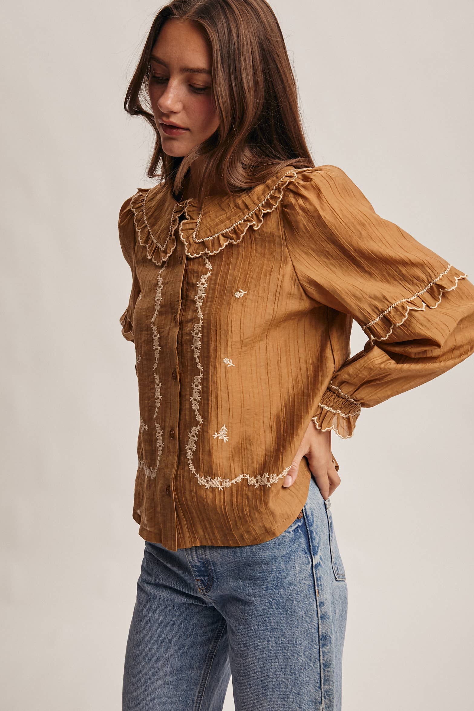 Forte – wholesale Blus - Dam – Broderad blus i bomull med volangkrage FT00039