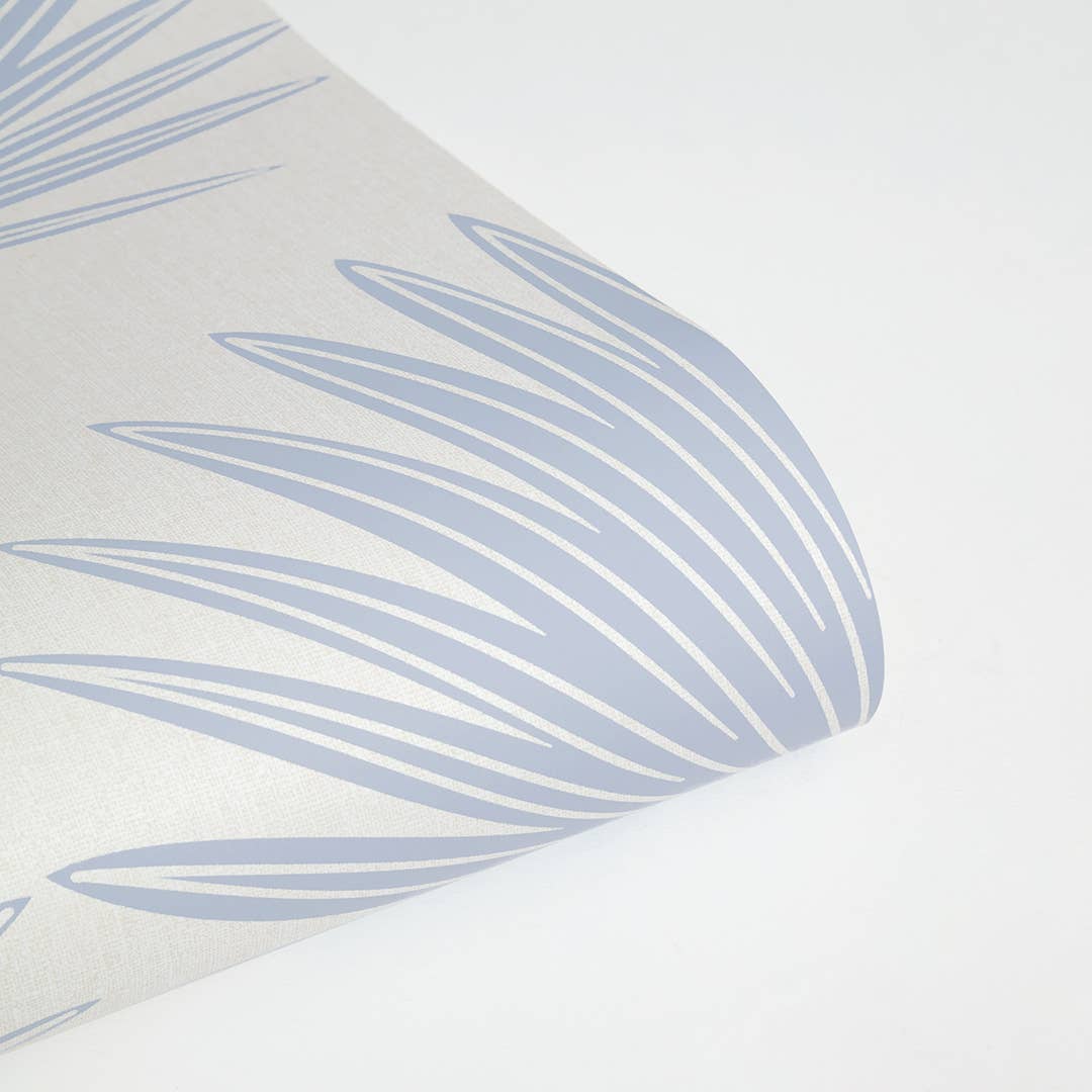 Blu Polvere e Bianco Sporco Carta da parati adesiva Palm Blue Stamped, 28 piedi quadrati in vendita all'ingrosso su Faire5