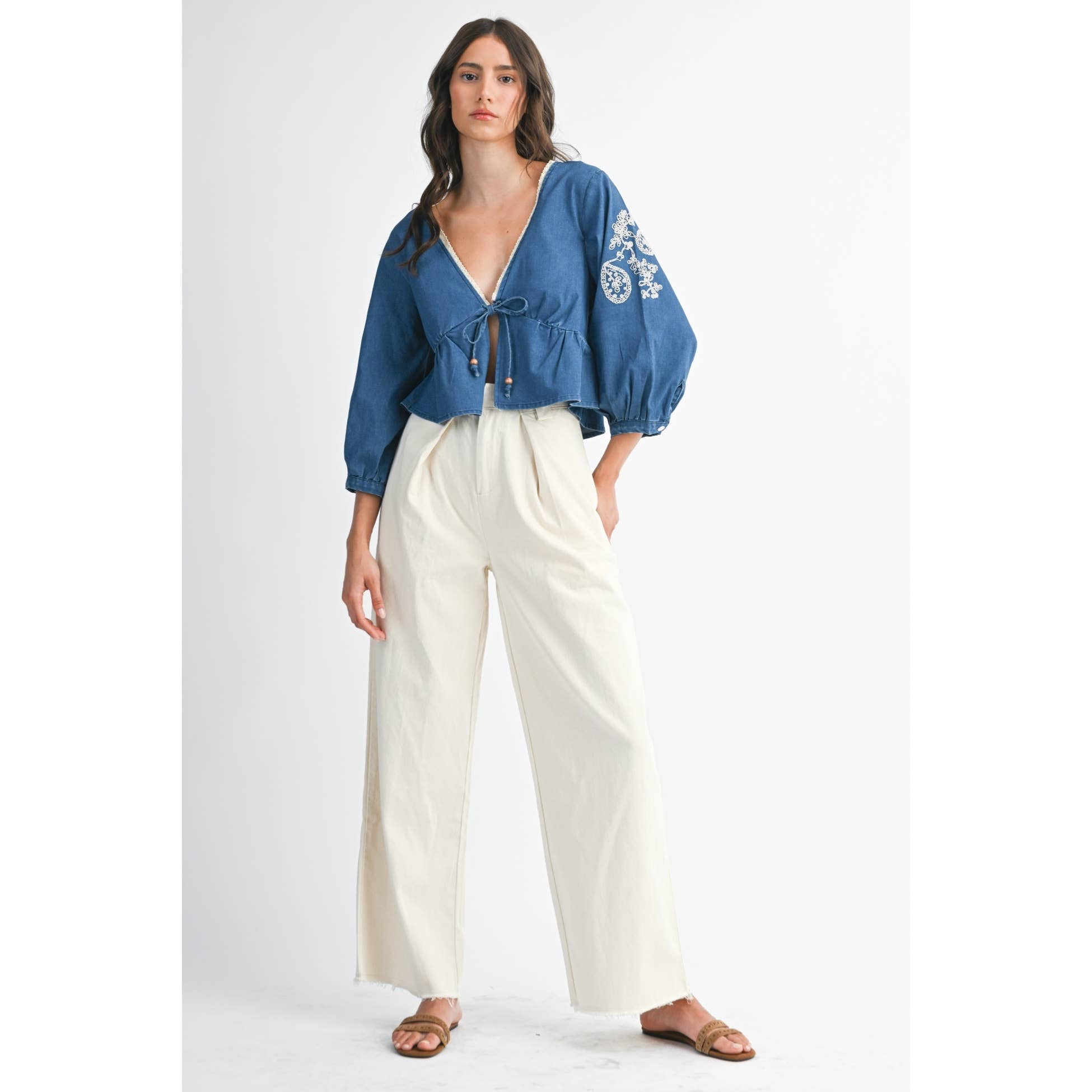 LAVAGGIO MEDIO CAMICETTA CORTA IN DENIM RICAMATA CON DETTAGLIO DI PERLINE in vendita all'ingrosso su Faire1