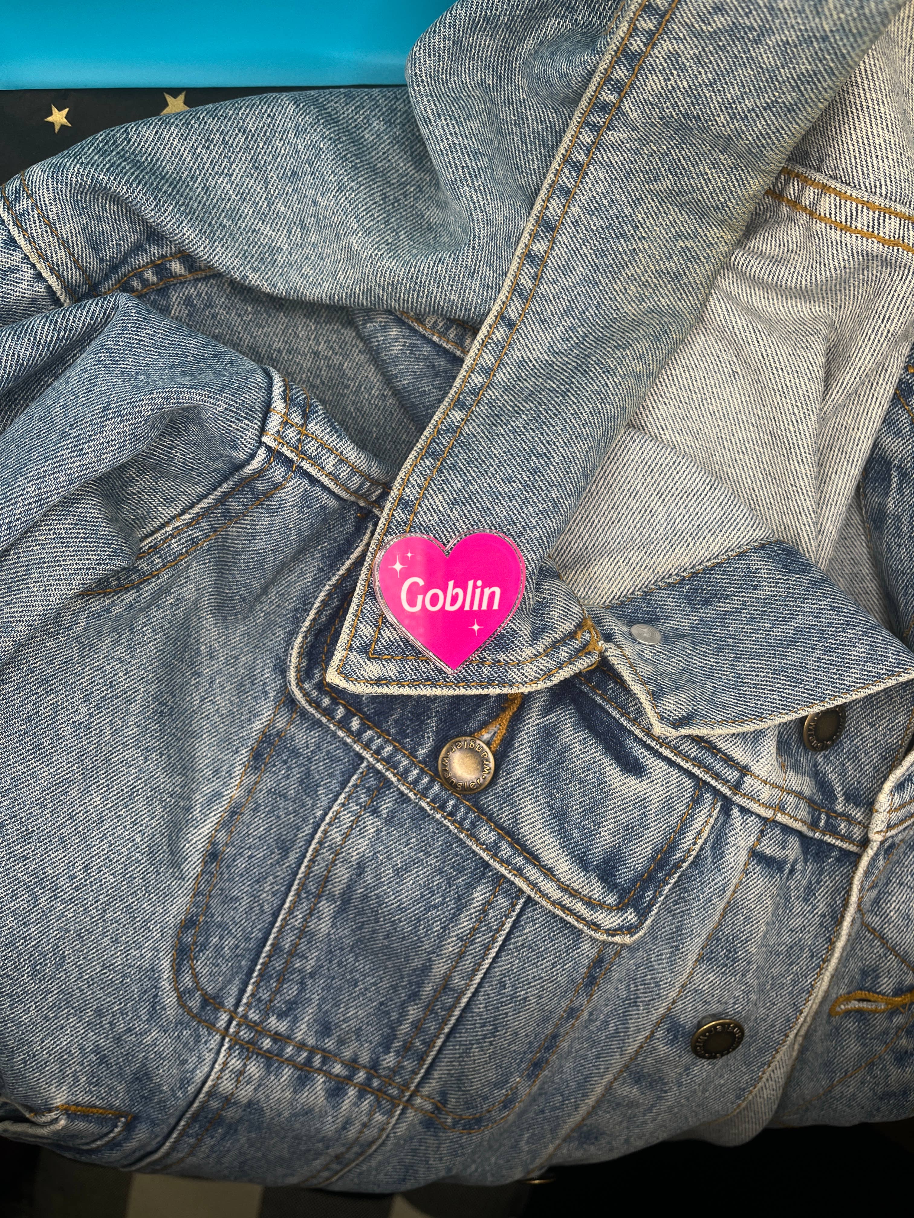 Beeftopia – wholesale Nål och knapp för kavajslag – Goblin akrylnål | Roligt rosa Barbie-inspirerat tillbehör0