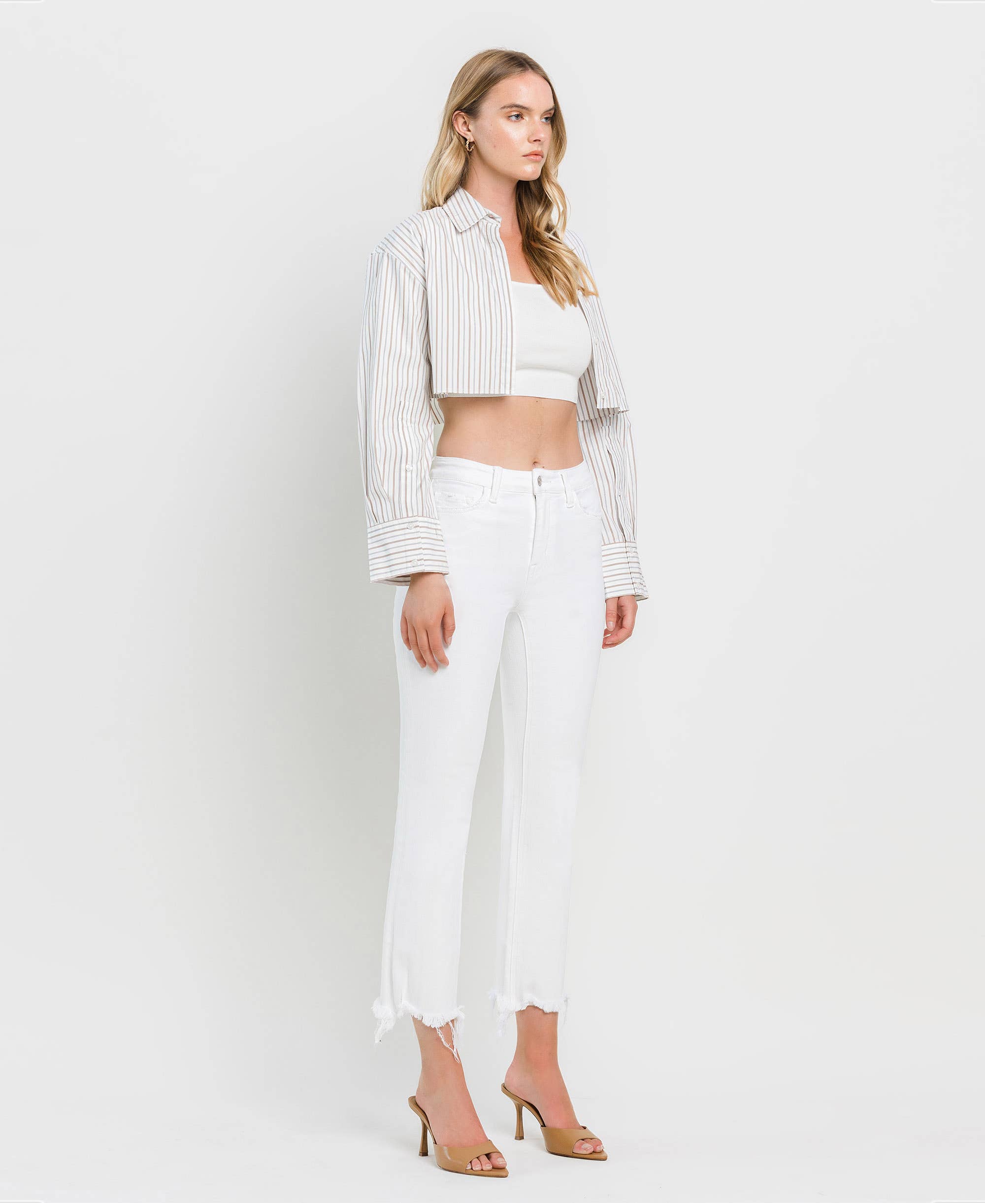 BLANCO ÓPTICO JEANS ACAMPANADOS CORTOS CON DOBLADILLO IRREGULAR DE TALLE ALTO T6348WH de venta al por mayor en Faire7