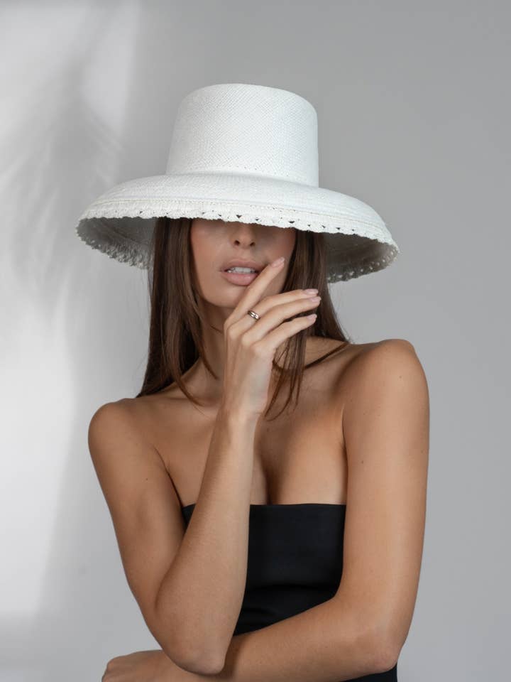 Deauville Lace Edge Wit voor wholesale door DILARA LATROUS