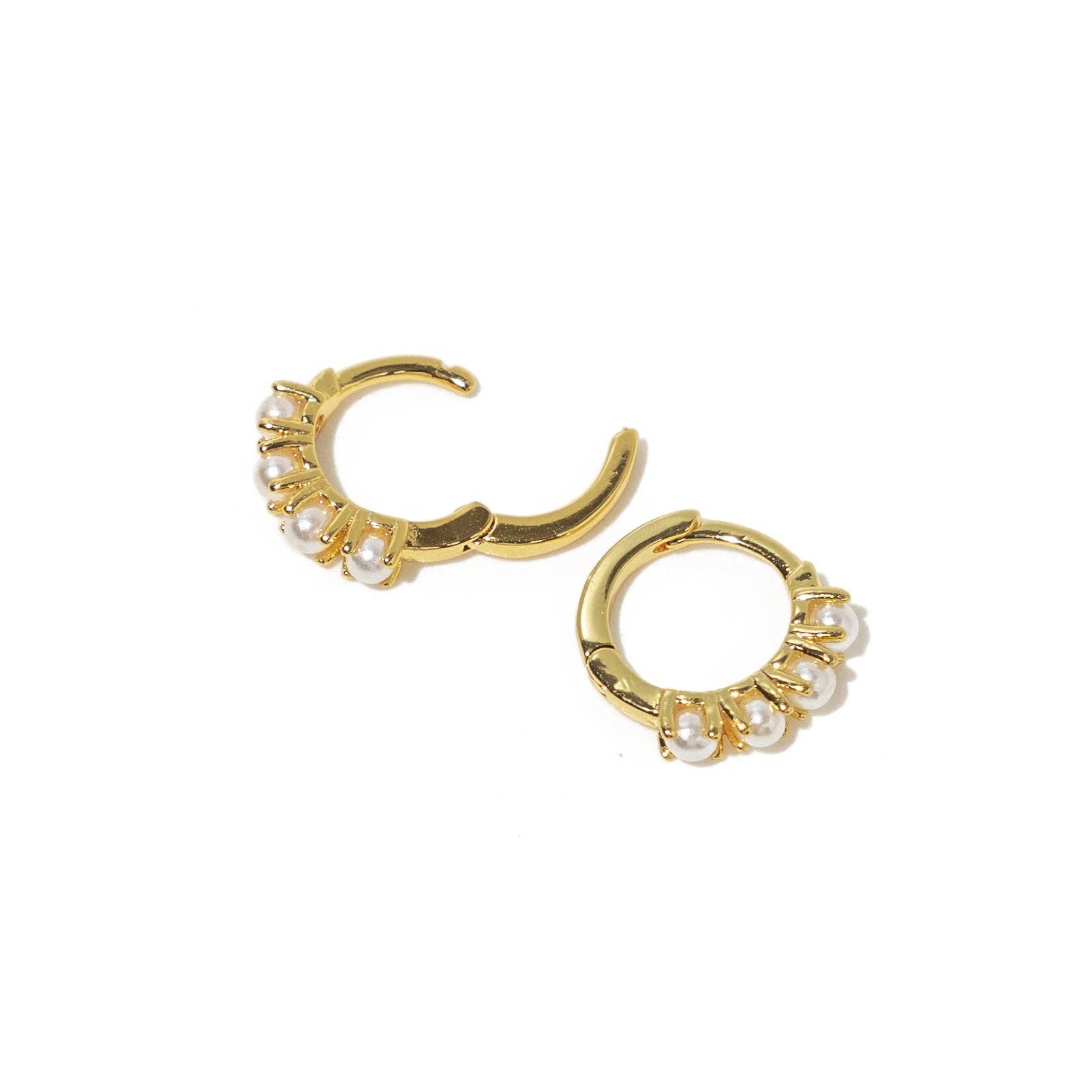 Brenda Grands Jewelry – Großhandel Huggie-Ohrring – 18K Gold Perlen Huggies2