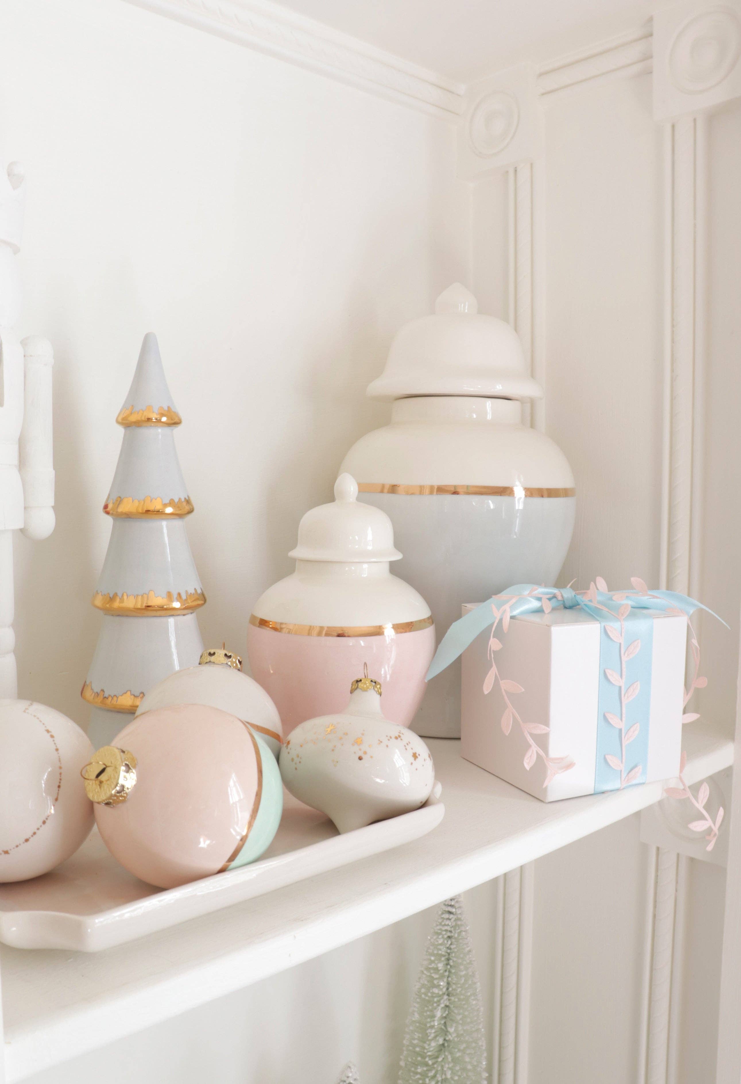 Lo Home | Ruby Clay – Engroshandel Pyntekrukke – Hydrangea lyseblå farve blok ingefær krukke med guld Accent3