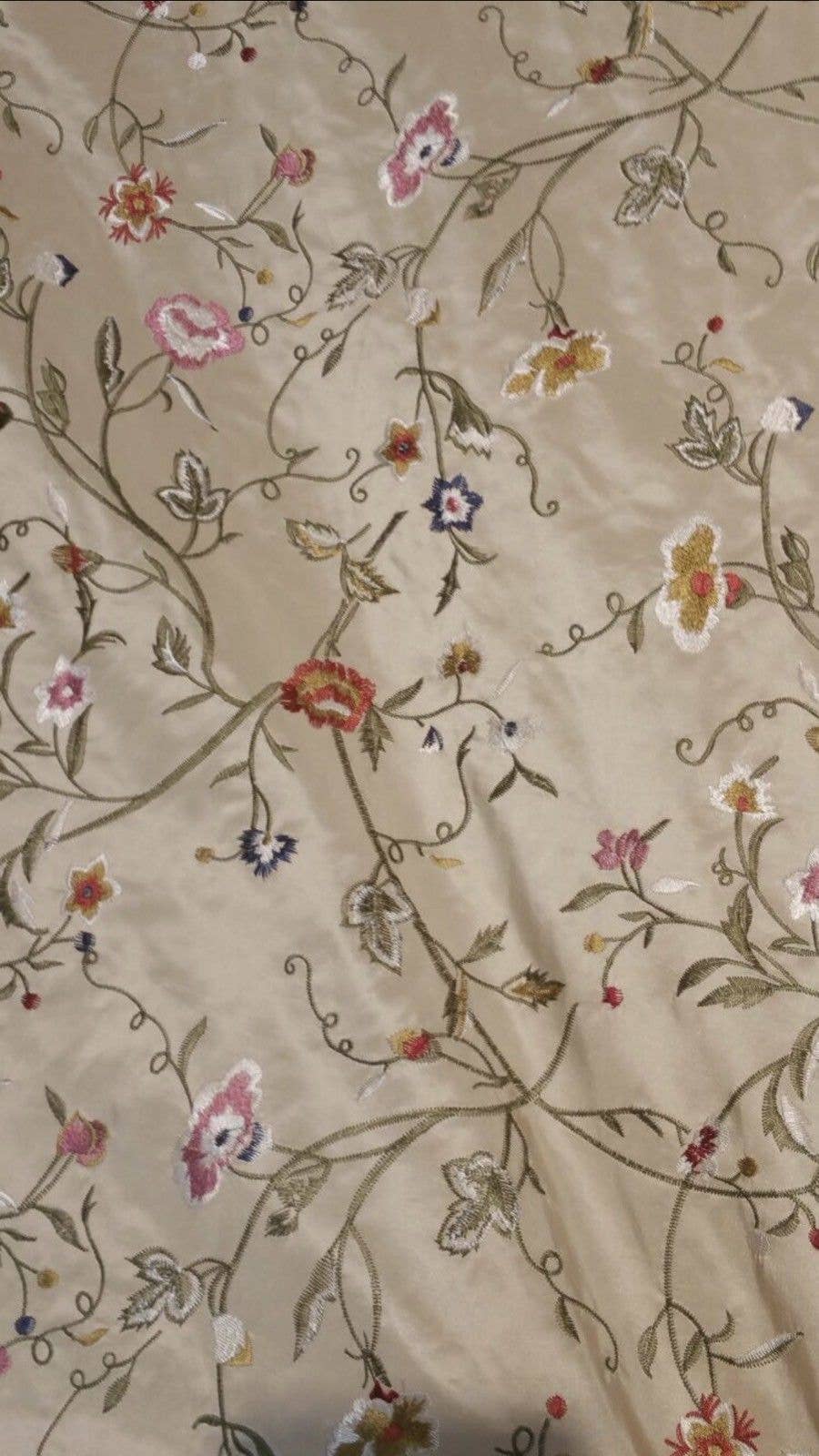 Fancy Styles Fabric - Wholesale Stofrol - SWATCH Queen Melody 100% zijden taft interieurstof met geborduurde bloemen in tuin taupe1