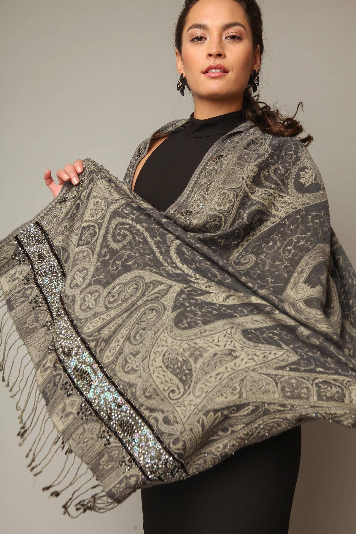 SAACHI - Wholesale Sjaal - Dames - Handgeborduurde Ikat wol en zijden sjaal met lange franje0
