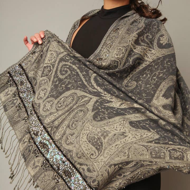SAACHI - Wholesale Sjaal - Dames - Handgeborduurde Ikat wol en zijden sjaal met lange franje0