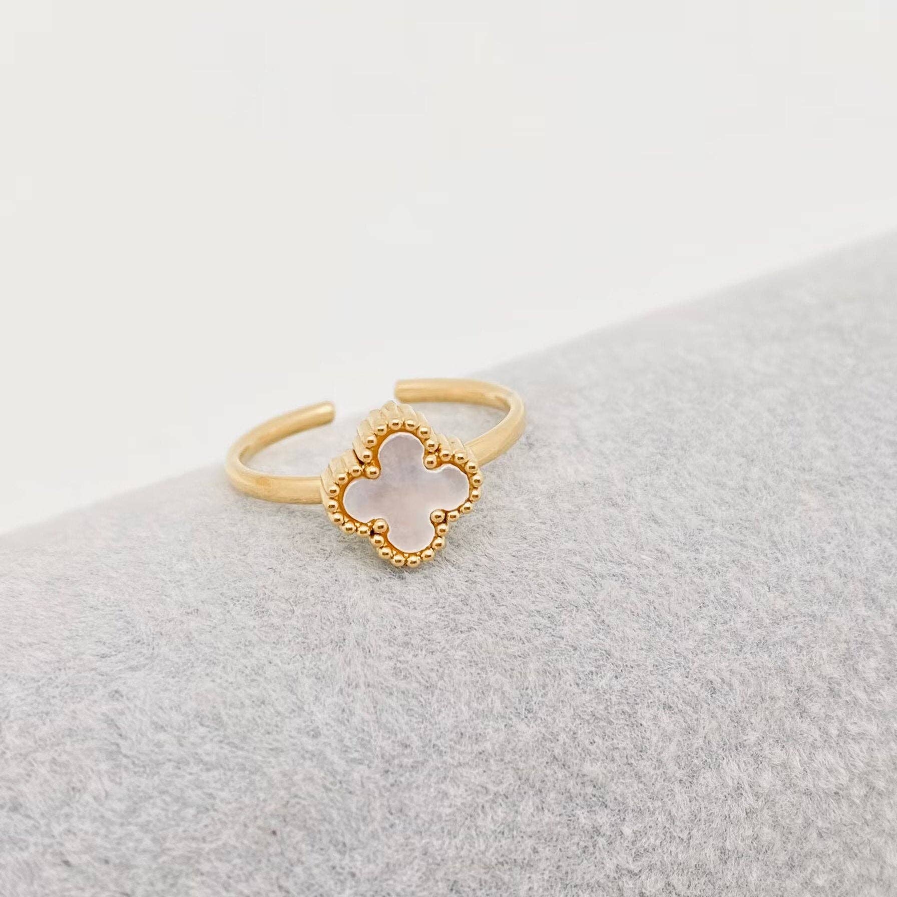 Mio Queena - Venta al por mayor Anillos grandes/de cóctel - Anillo Ajustable Chapado en Oro 18K con Forma de Corazón y Trébol - FGS2