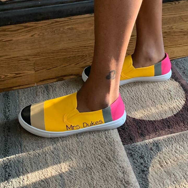 Chaussures en toile peintes à la main au crayon pour la vente par Dukes Designs & Creations