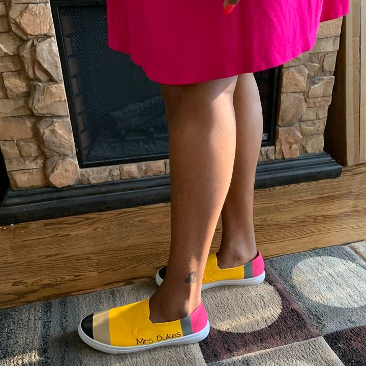 Chaussures en toile peintes à la main au crayon pour la vente par Dukes Designs & Creations