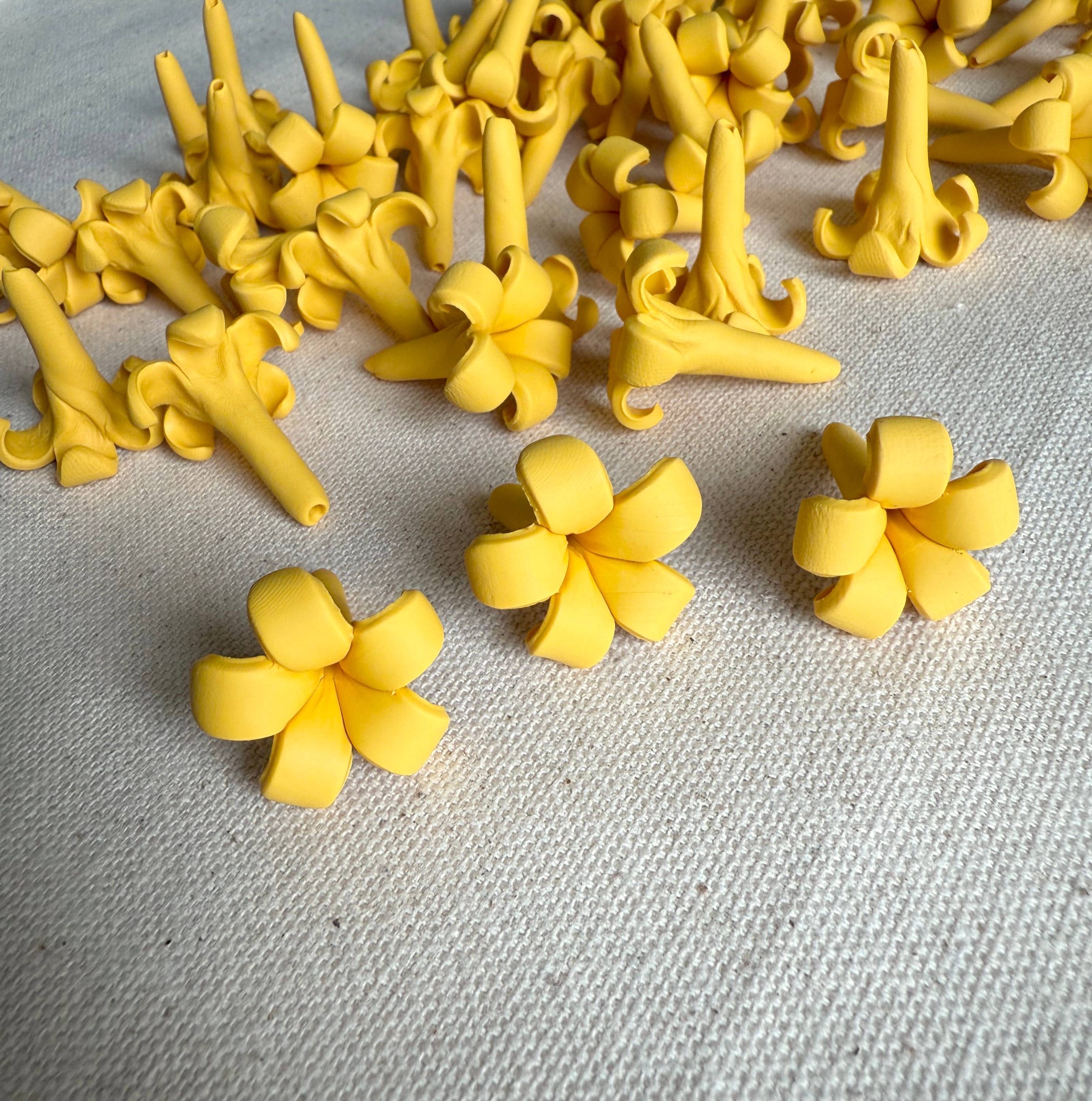 OpalHaus - Vendita all'ingrosso Fiori finti - Fiori in argilla Puakenikeni impermeabili, fiori dorati, fatti a mano3