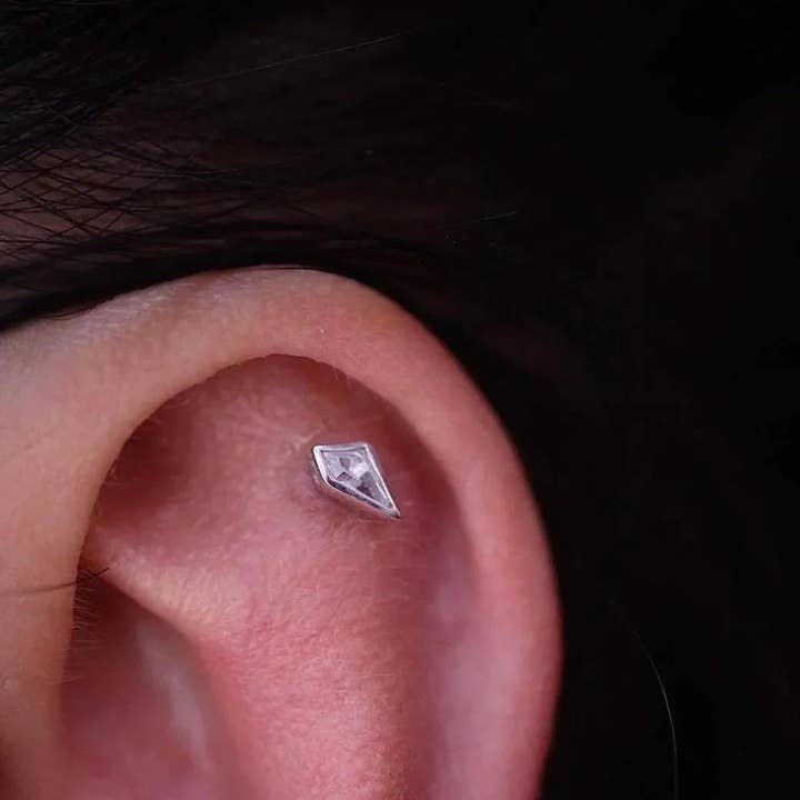 Transcend – Tapered Swarovski CZ – 14K Gold Threadless End for wholesale by Piercing-zone