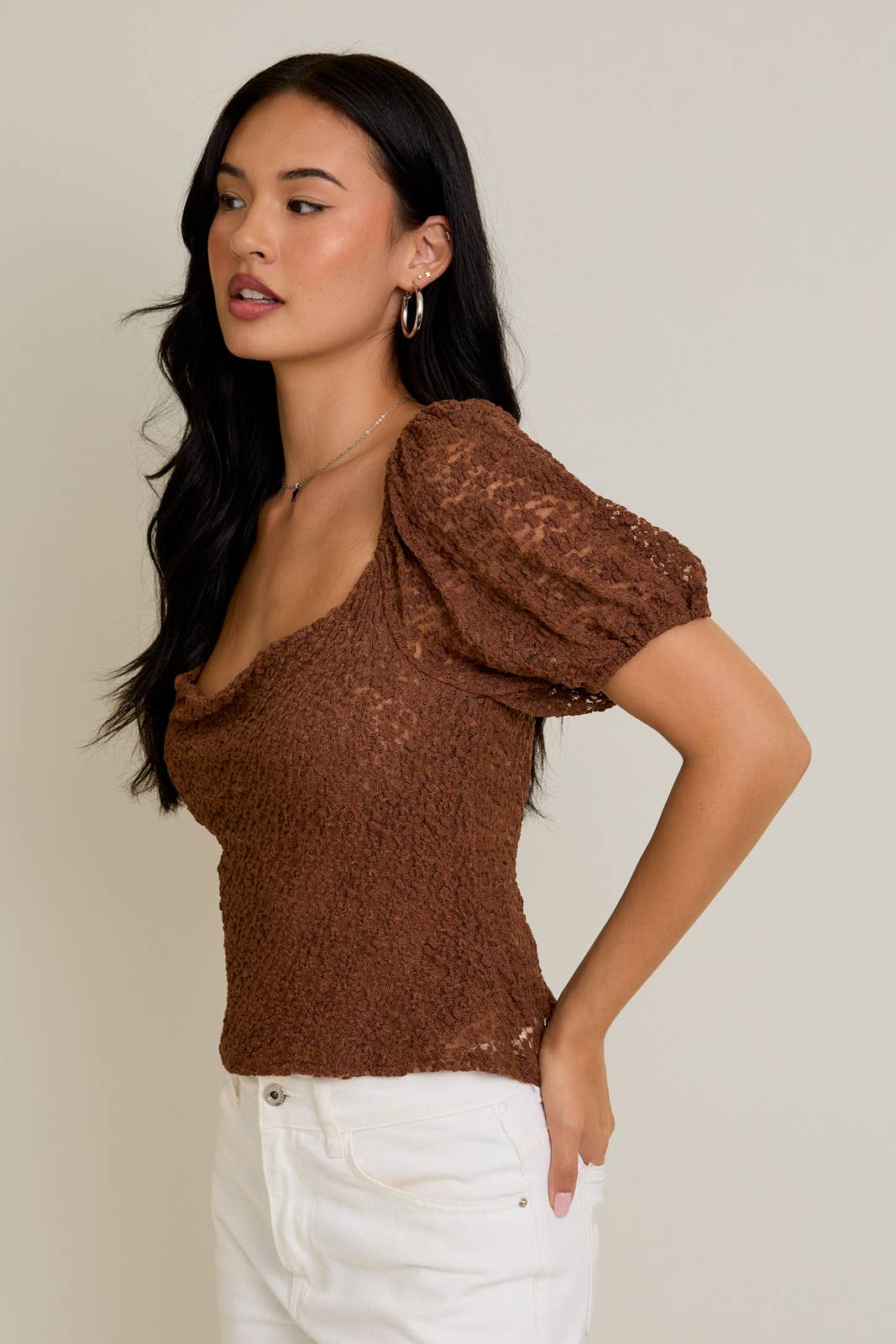 LE LIS - Vente Chemisier – femme - Haut en dentelle à manches mi-longues bouffantes et col bénitier1