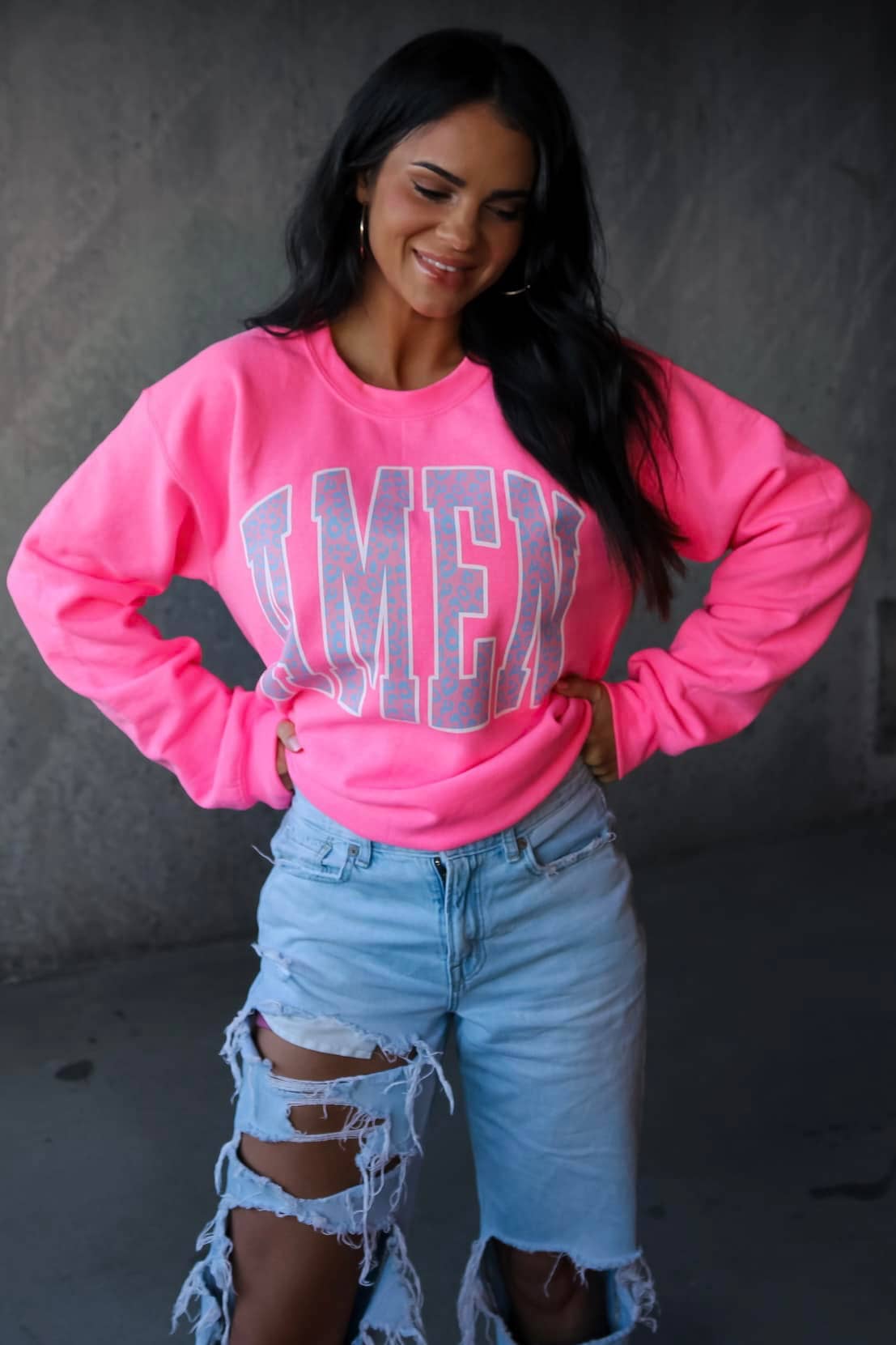 Small Town Society Apparel Co. – Großhandel Sweatshirt mit Grafikdruck – Damen – Amen Sweatshirt in Neonpink, Unisex