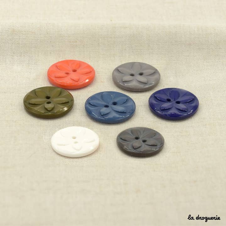 "Le pouvoir des fleurs" button 25 mm for wholesale by LA DROGUERIE