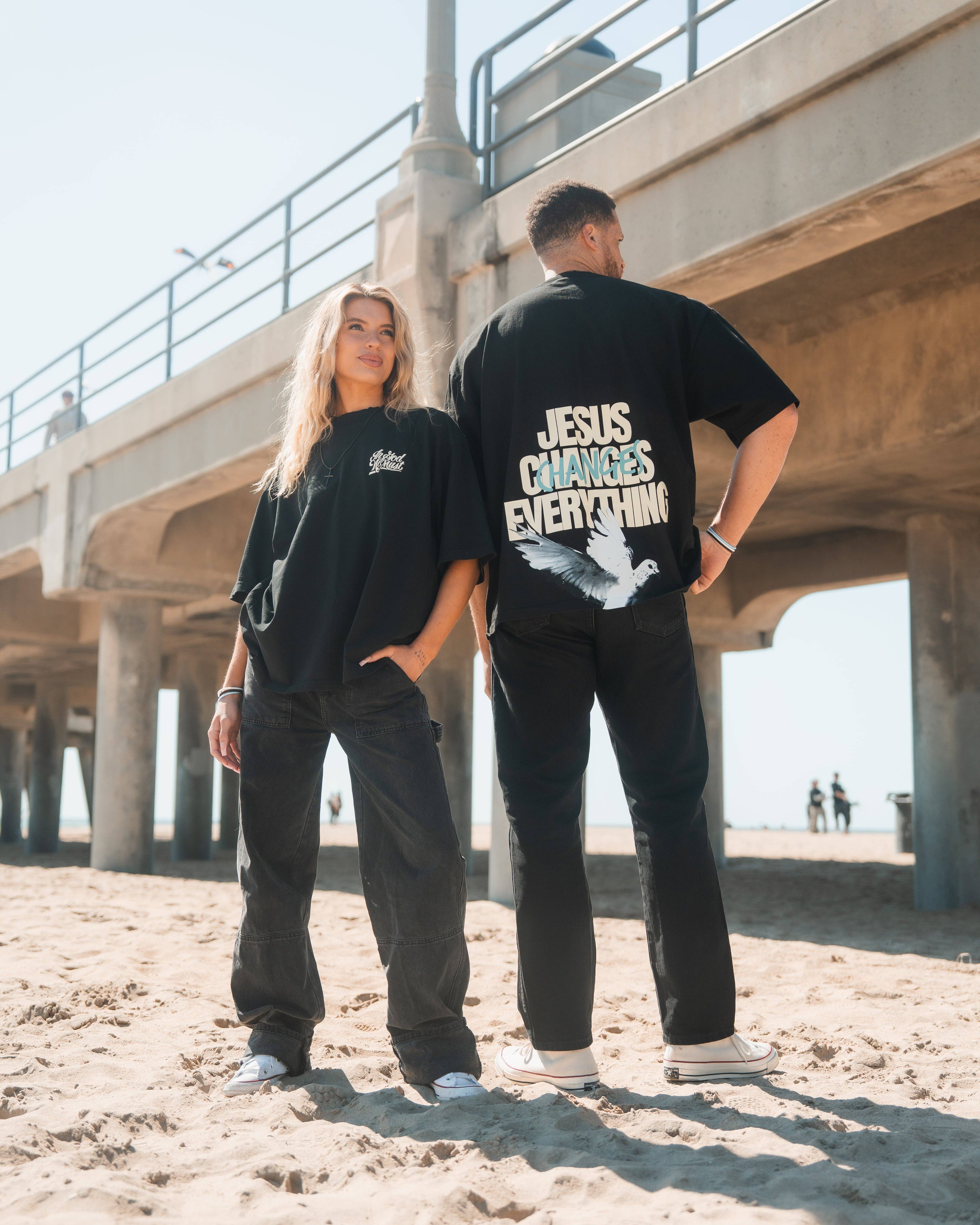 In God We Must – T-shirt estampada - Homem por atacado – T-shirt 'Jesus Muda Tudo'1