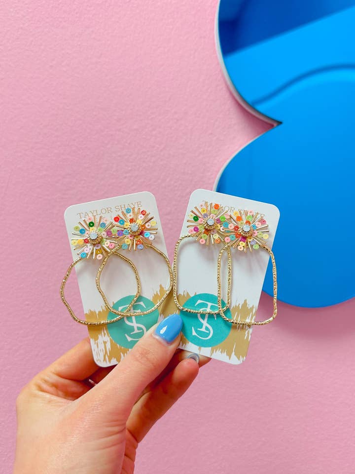 Créoles Sunburst à sequins arc-en-ciel pour la vente par Taylor Shaye Designs