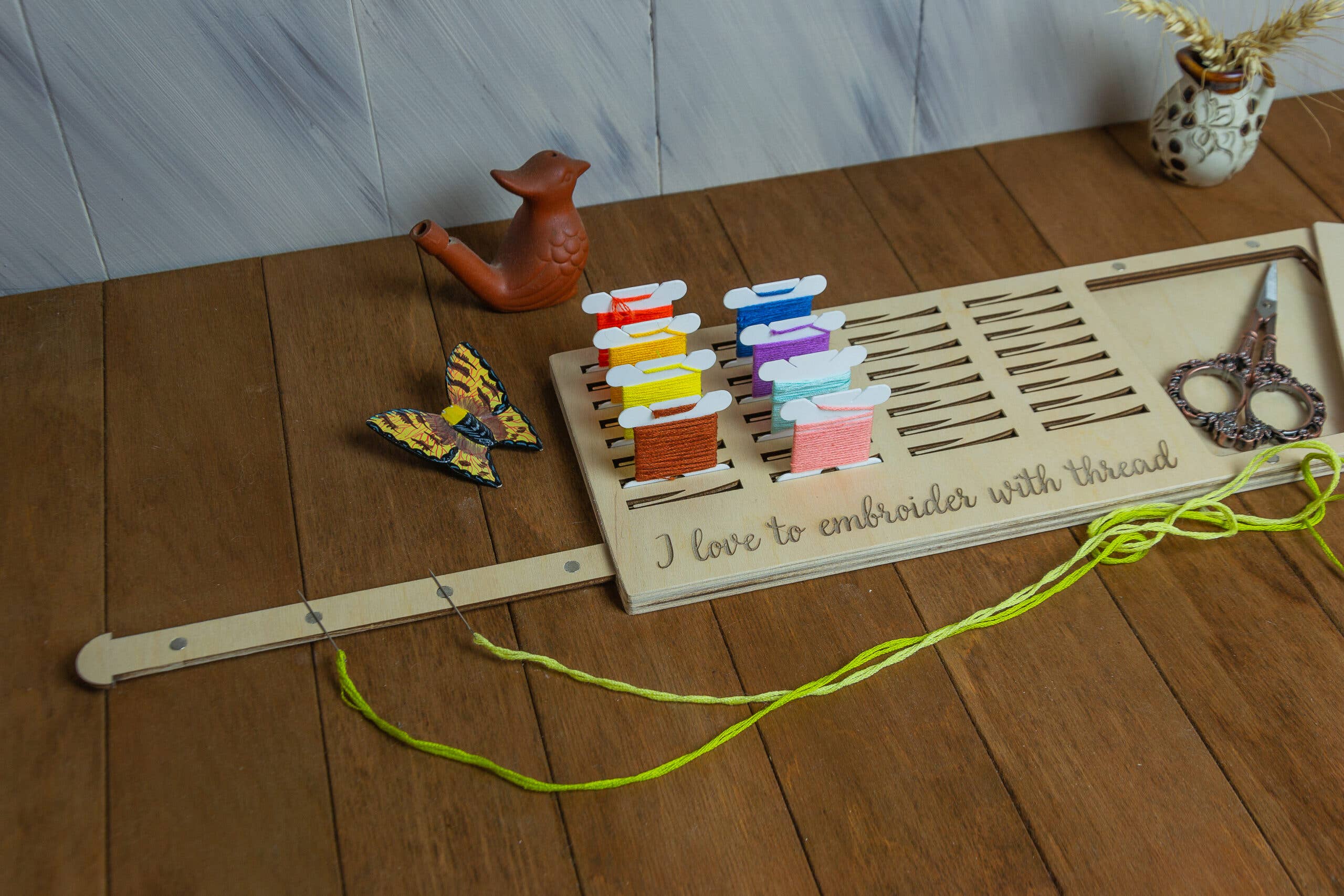 Embroidery craft – wholesale Embroidery/cross-stitch supplies – Wood Bobbin Organizer with Magnetic Needle Minder2