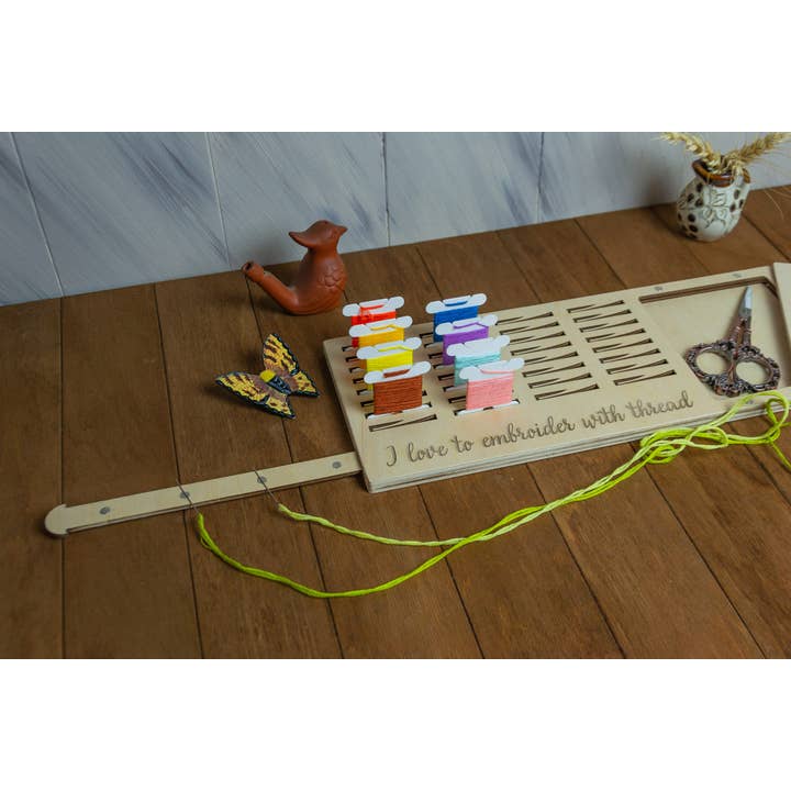 Embroidery craft – wholesale Embroidery/cross-stitch supplies – Wood Bobbin Organizer with Magnetic Needle Minder2
