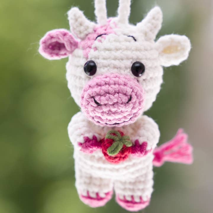 Anh2 LTD – Großhandel Rückspiegeldeko – Unisex – Gehäkelte Kuh, Erdbeer-Kuh, Autodekoration zum Aufhängen4