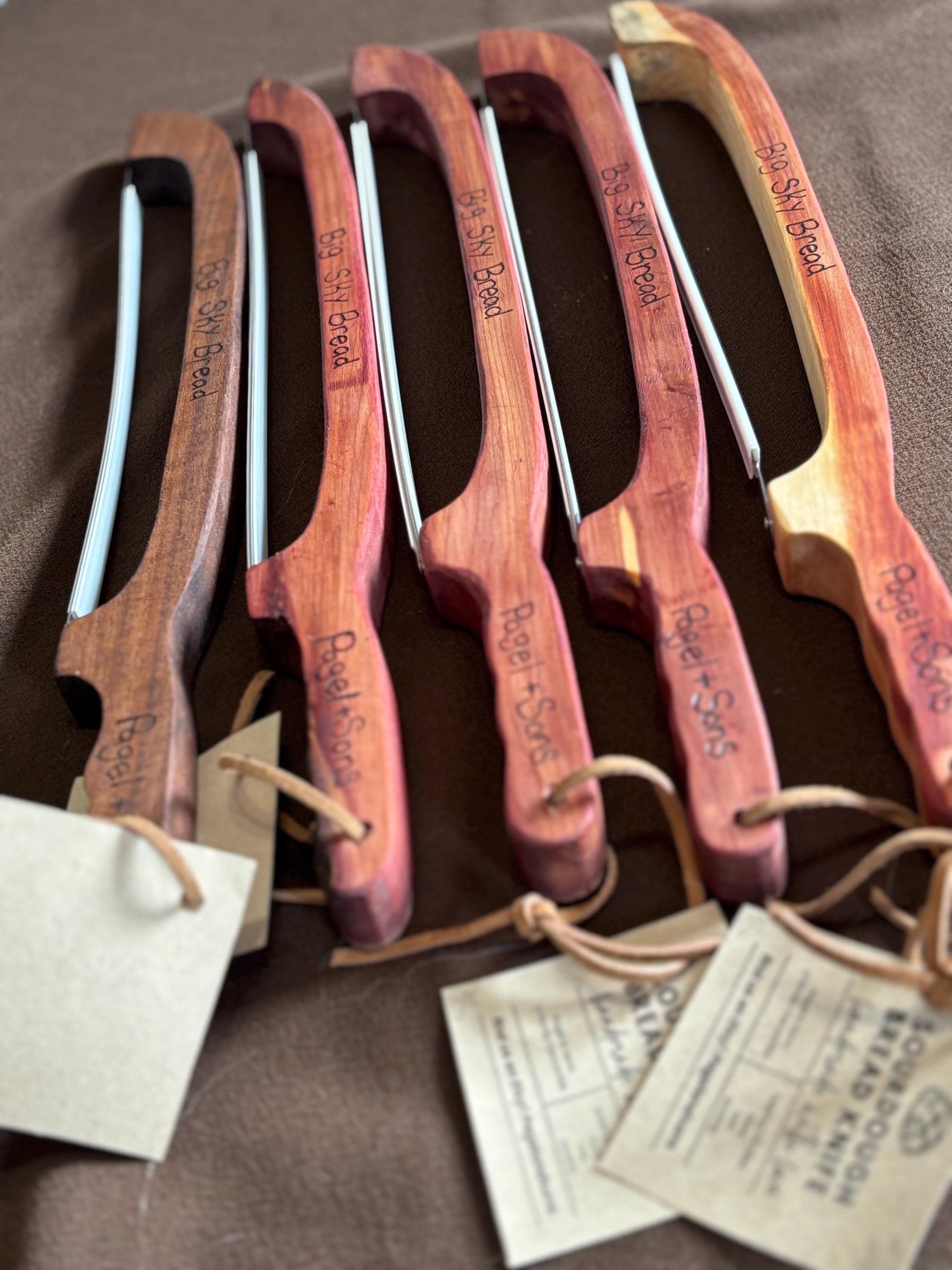 Pagel & Sons - Vente Couteau de cuisine/multi-usage - Couteau à pain artisanal en bois de noyer dentelé pour pain au levain4