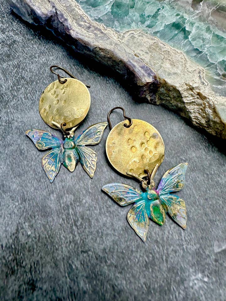 Pendientes de Latón Martillado con Luna y Mariposa para venta al por mayor de The Sunstone on Main