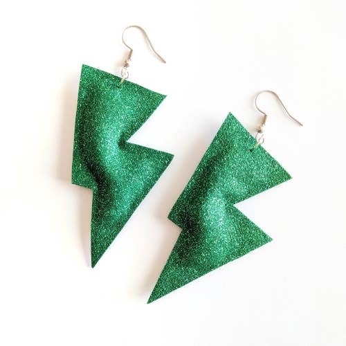 Boucles d'oreilles pendantes en forme d'éclair vert à fines paillettes de taille moyenne pour la vente par All The Discos