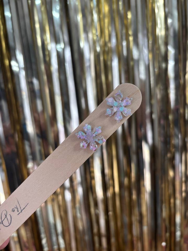 Snefnug øreringe 1,5 cm pasteller for engroshandel hos The Dusty Collective