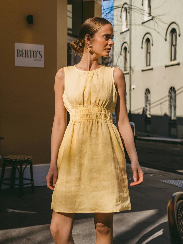 MINI CON DETTAGLIO IN VITA per la vendita all'ingrosso da parte di Global Fashion House