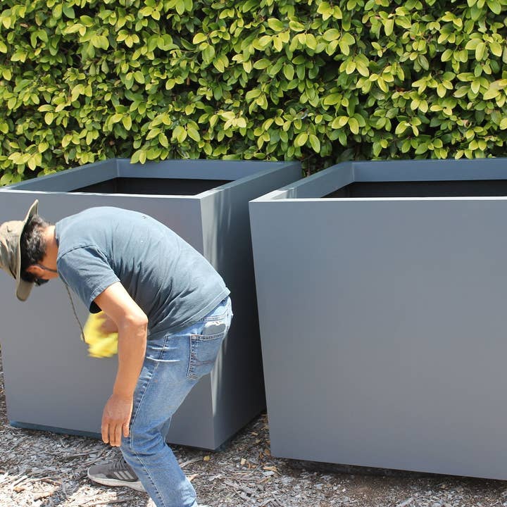 36 tommer firkantet plantekasse i glasfiber for engroshandel hos Tikal Composite Designs