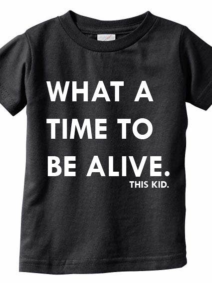 THIS KID SUPPLY CO. - T-shirt What A Time To Be Alive - Blanc sur noir (tailles jeunes et adultes) pour la vente par This Kid Clothing Co.