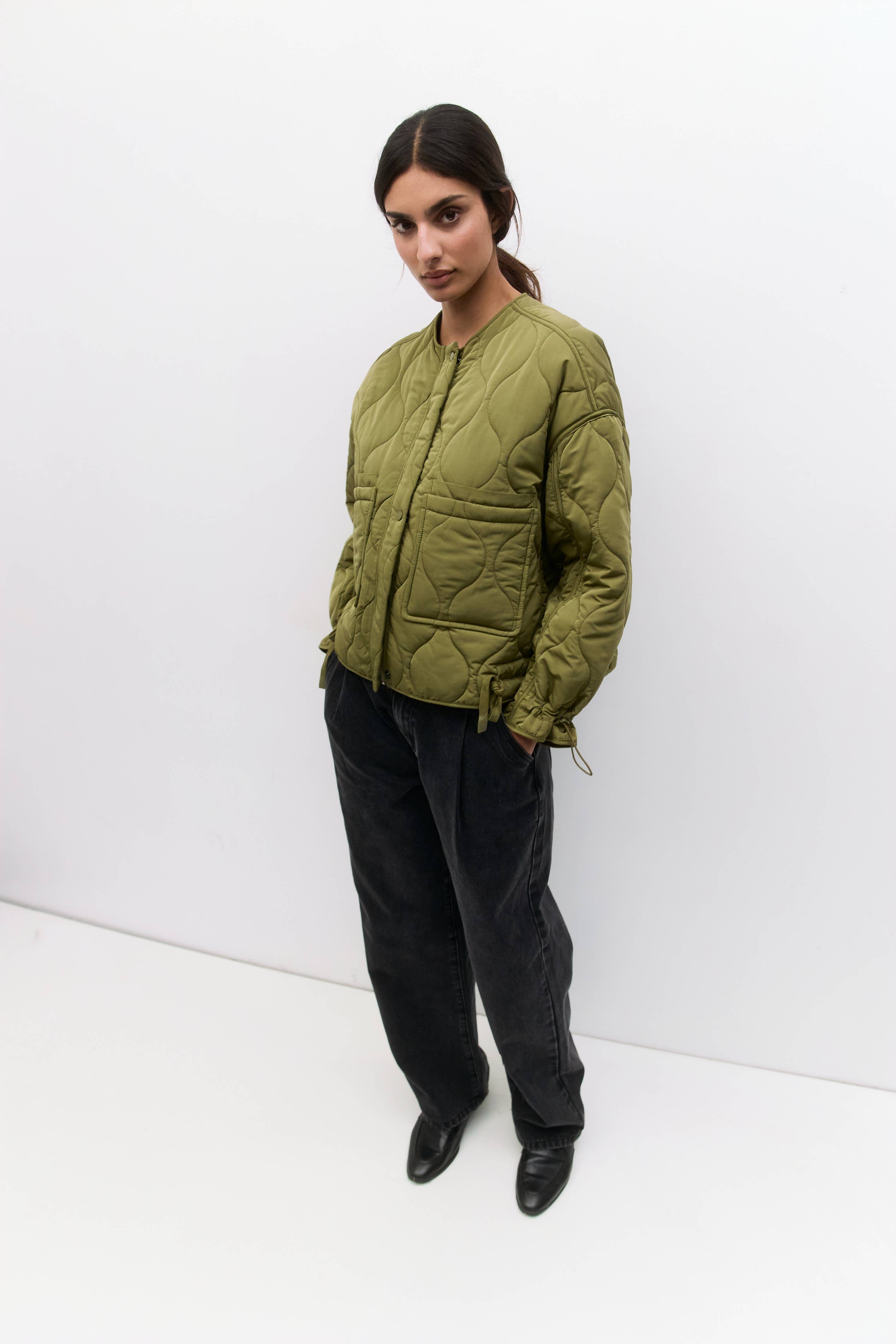 MOD REF – Großhandel Jacke – Damen – The Kara Jacket | Gesteppte Jacke mit Reißverschluss1