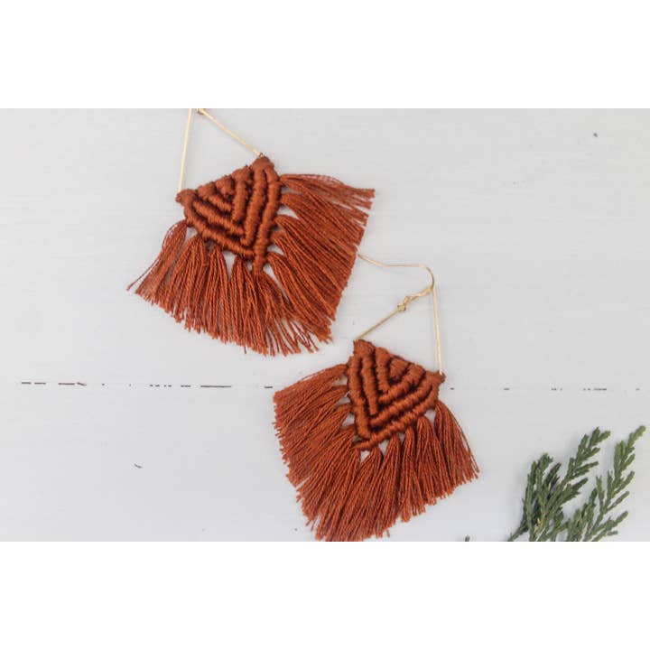 Orecchini Triangolo Macramè - Miele per la vendita all'ingrosso da parte di Daydream Collective