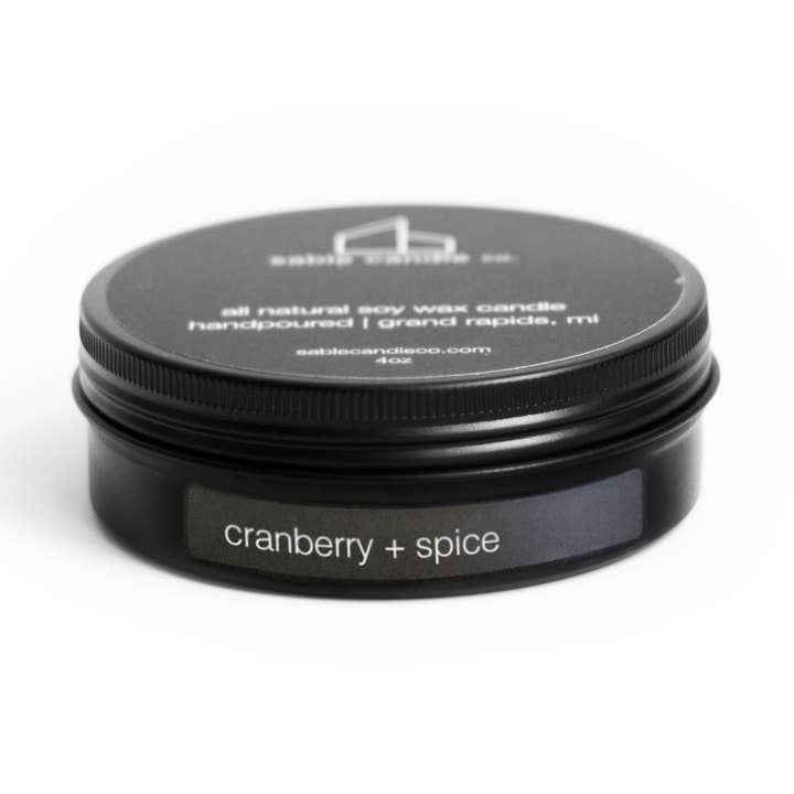 Tranebær+Spice 3 oz Mini Tin Soy Wax Stearinlys for engroshandel hos sable candle co.
